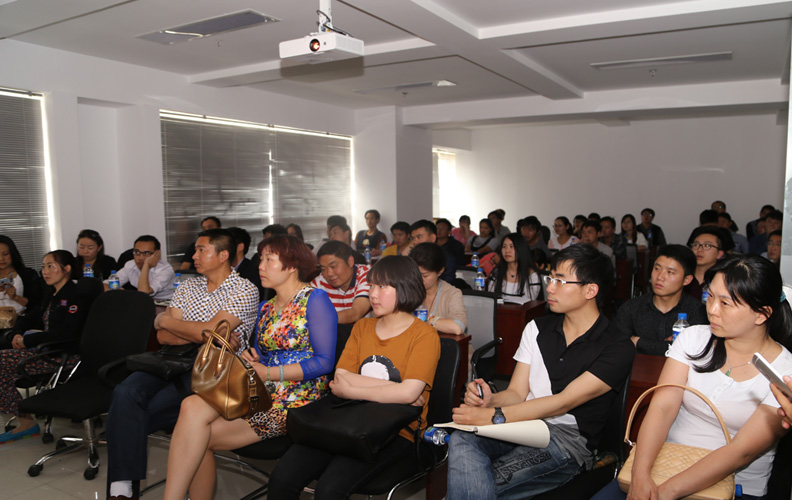 2015年4月18日，凯发官网天猫淘宝运营沙龙在云纺国际商厦A座18楼举行，全国知名淘宝运营人士现场进行了分享和讲解，数十名淘宝及天猫店主参加了本次沙龙，场面异常火爆，连走廊都坐满了人